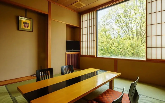 Hotel Hoho "A hotel overlooking the Echigo Plain and the Yahiko mountain range"