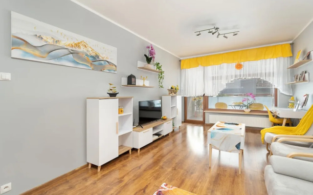 Wojskowa Apartment by Renters