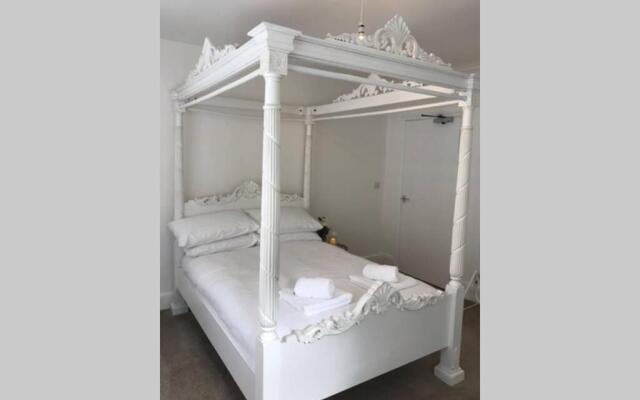 Beautiful newly refurbished 2 bed flat in devon