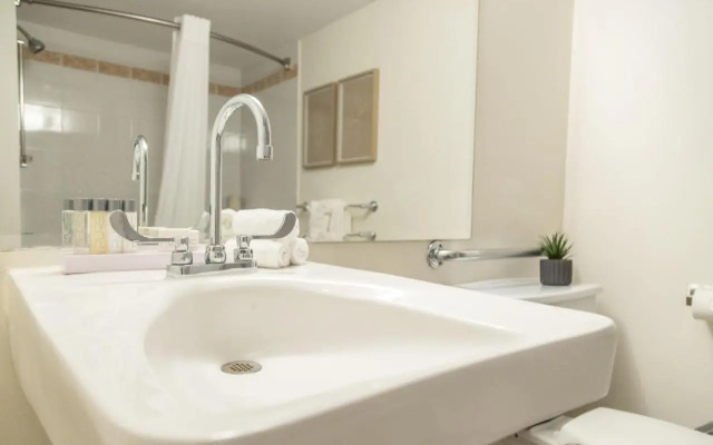 Hotel Faubourg Montreal - ex Holiday Inn Express Hotel & Suites Centr