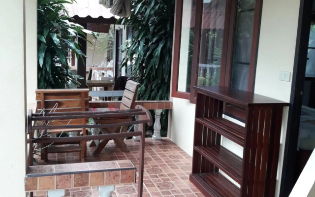 Jungle Hut Bungalows & Hotel