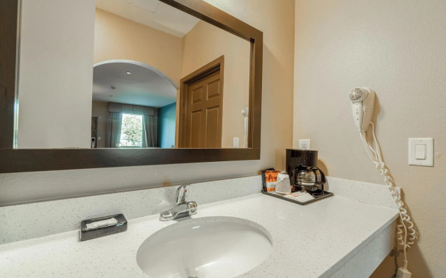 Moulton Inn &  Suites By OYO Near Shiner TX