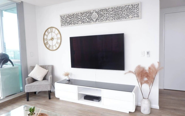 Beautiful 1 Bedroom Gold Coast Retreat With Free Parking