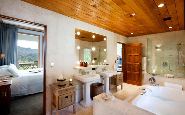 Treetops Lodge & Estate