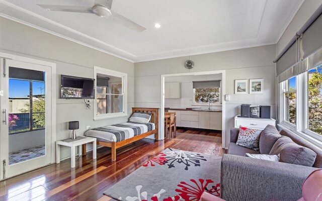 Government Road, 102