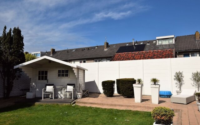 Holdiay Home in Den Helder with private terrace and garden