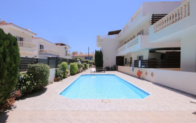 Phaedrus Living: Universal City Flat Alina