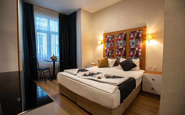 La Pazza Suites Hotel
