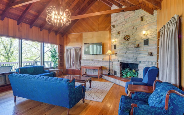 'ledge Lodge' Burkesville Getaway: Pool & Views!