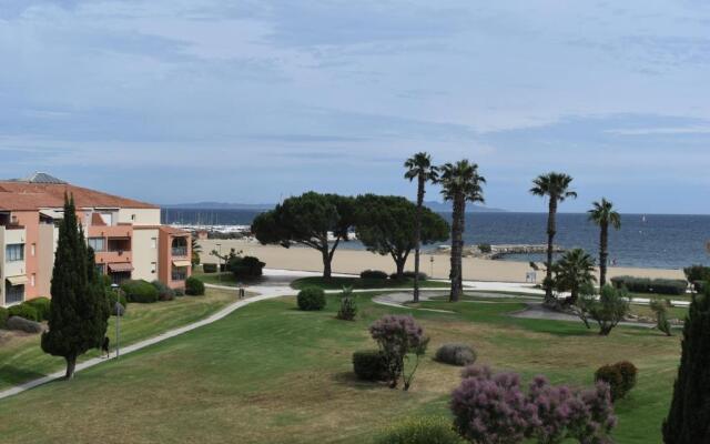 5 personnes les pieds dans l'eau à Santa-Cruz