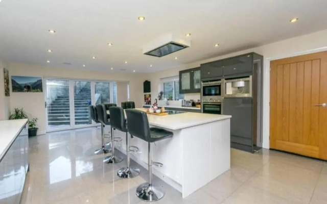 12 Guests - Hot Tub - Free Parking in Huddersfield