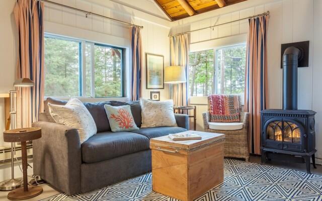 Chic Boothbay Harbor Studio Cabin by RedAwning