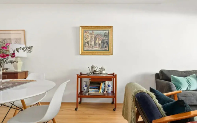 Spacious 2-bed Townhouse With a Lush Courtyard