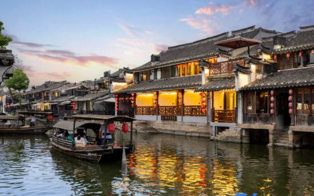 Zhenshui Courtyard · 180° River-View · Designer's Aesthetic | Panoramic Resort Guesthouse (Xitang)