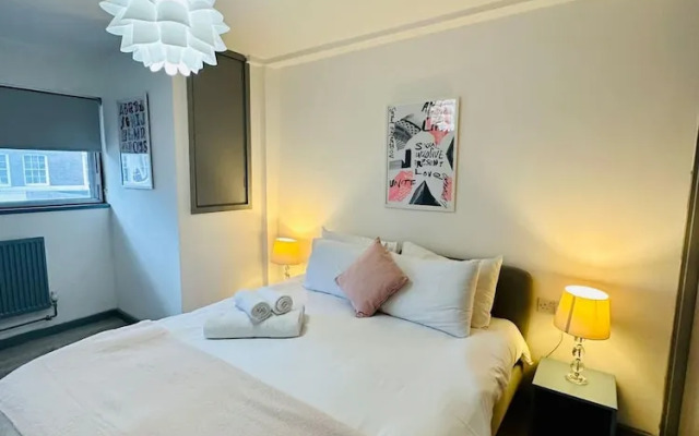 Kensington Gardens 2 Bedroom Flat With a Balcony