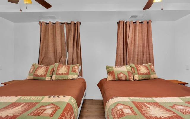 Timber Lodge Yosemite Enveloped in Nature!