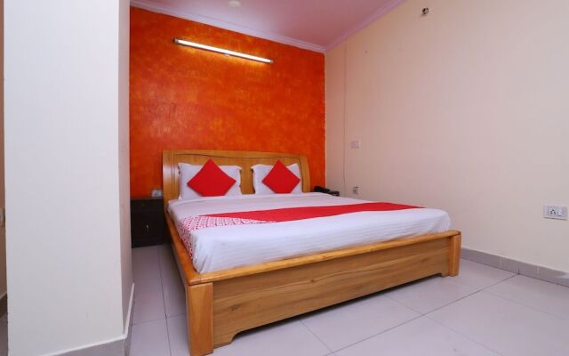 OYO 37773 Hotel J Joy