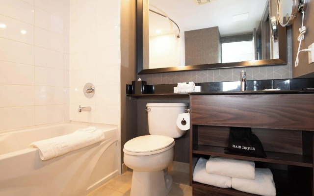 Sandman Signature Toronto Airport Hotel