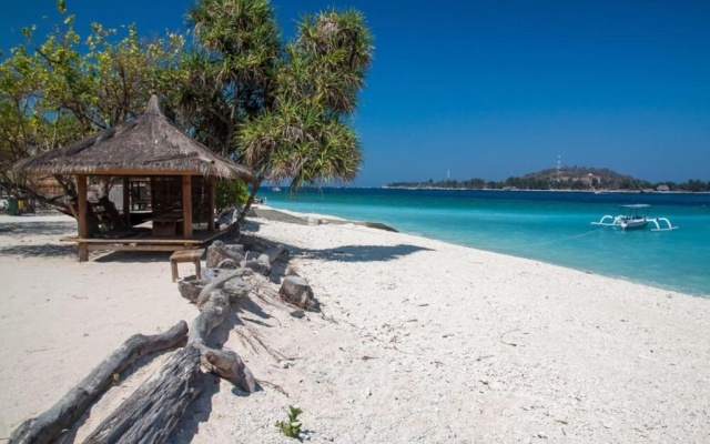 Serenity Luxurious Beachfront Villa & Spa with private Infinity Pool, 8 Guests – Beach – Gili Air