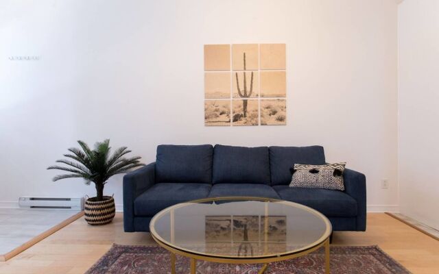 Beautiful and Cozy Steps From Mount-royal