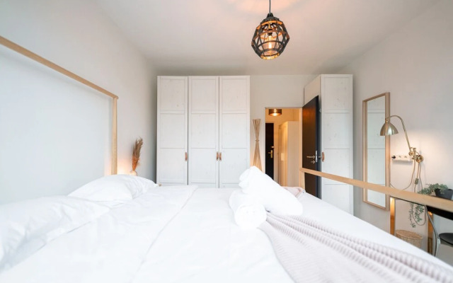 Designer 1BR Apartment with Pool & Prkg