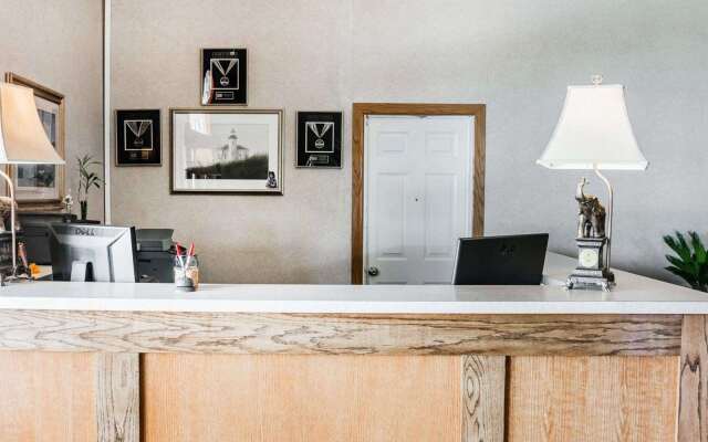 Econo Lodge & Suites Grand Rapids Airport