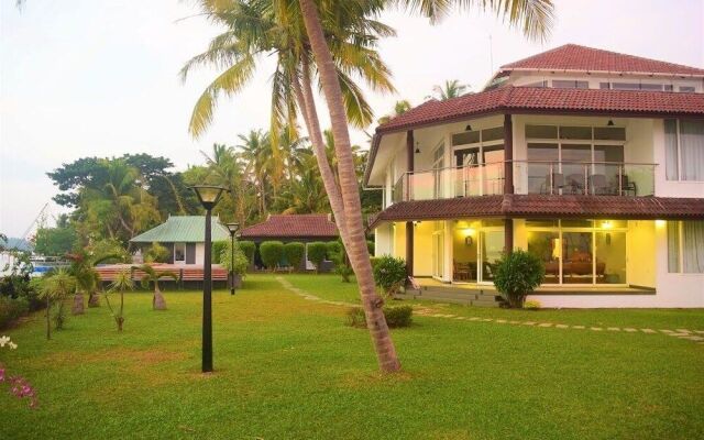 BLUSALZ MANOR Waters Edge Kochi