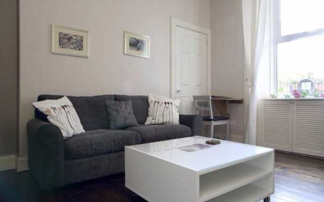 2 Bedroom Apartment With Free Parking