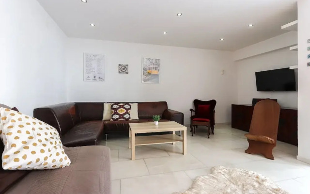 Almirante Terrace by Homing