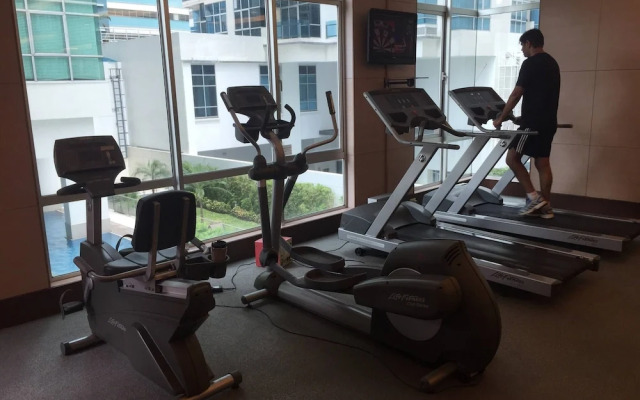 Elegant 2BR Apartment in Upscale Fort BGC Fast Wifi