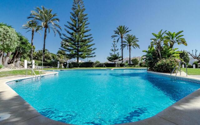 CB1- Sweet flat, shared pool in perfect location