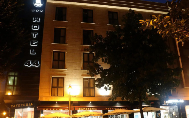 Hotel 44