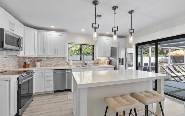 Coastal Retreat Stylish 4 BDR w/ Private Pool!