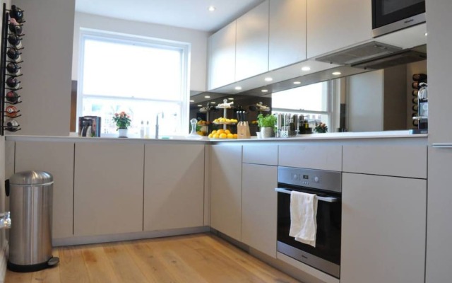 2 Bedroom 2 Storey Flat in Perfect Location