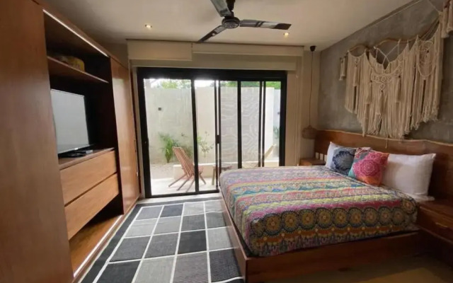 Deluxe Studio Direct Exit to the Pool