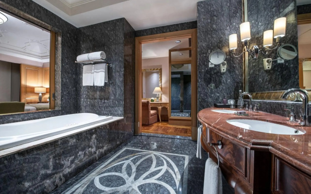 The Ritz-Carlton Jakarta, Mega Kuningan