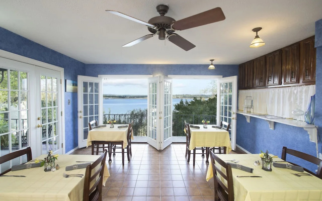 Lakehouse Bed and Breakfast