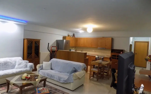 Natalys 2 Bd Gorgeous Apt in Volos
