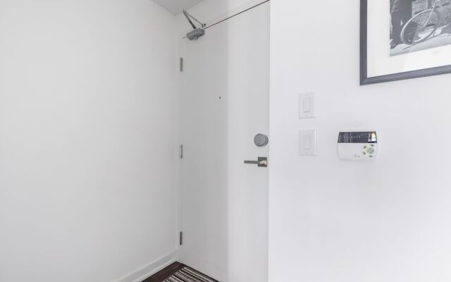GLOBALSTAY. Maple Leaf Square