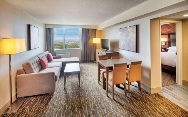 DoubleTree by Hilton Toronto Airport