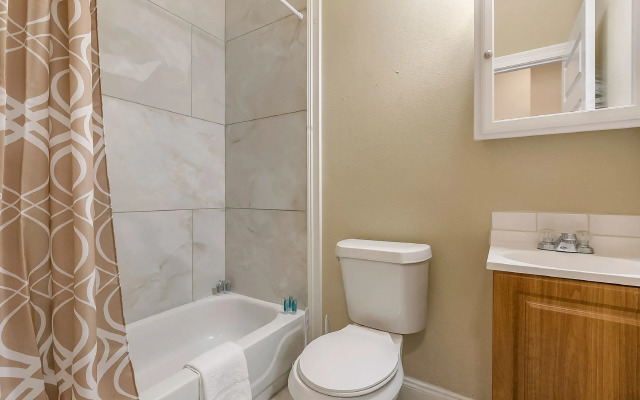 2BD Spacious condo Steps from ST Charles