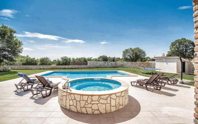 Stunning Home in Valtura With Jacuzzi, Wifi and 4 Bedrooms