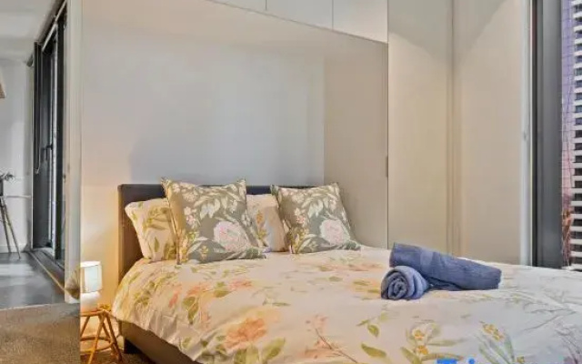 EQ Tower Ultra-Modern 2BR- CBD Base Mel Central