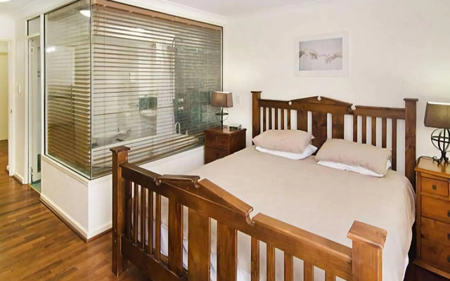 Sixteen at Cape View Escapes