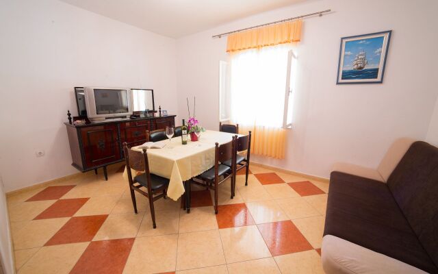 Apartment Zora - with large garden terrace: A Donji-Polanda Supetar, Island Brac