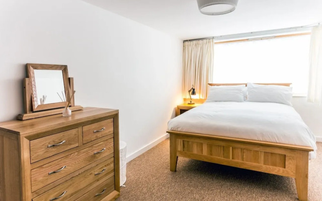 Bright, Spacious 2BR Central Cambridge Flat for 4