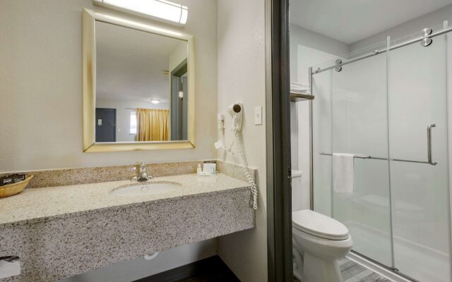 Super 8 Reynolds /East Columbus Area