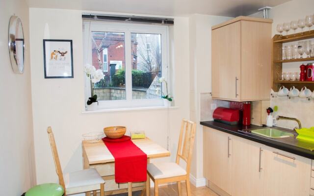 Bright 2 Bedroom Flat With Patio