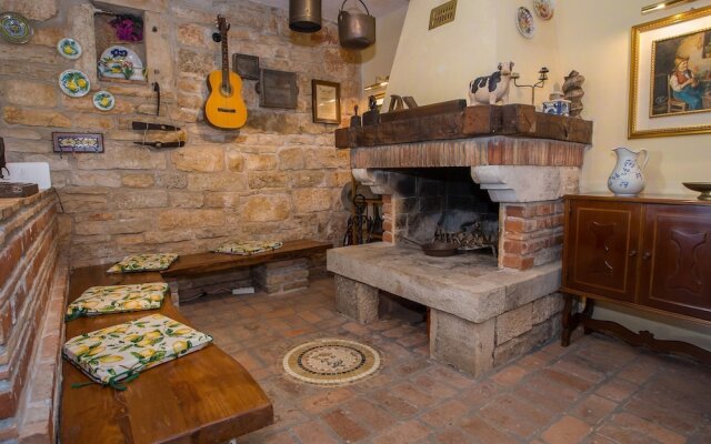 Quaint Holiday Home With Swimming Pool in Kaštelir