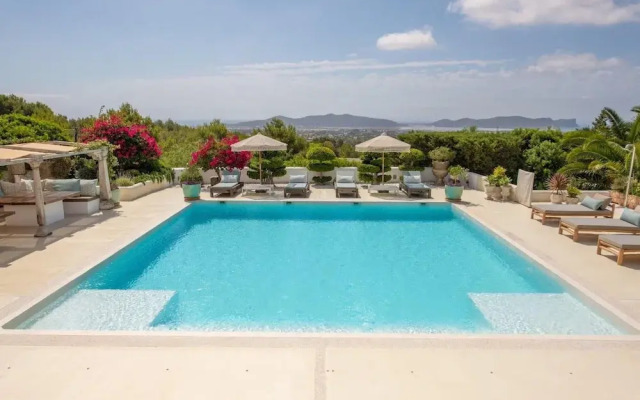 Impressive Holiday Home With Views